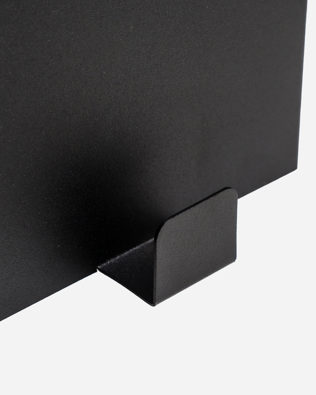 Sturdy holder designed to securely store 21mm and cordless polishers, keeping your workspace organized.